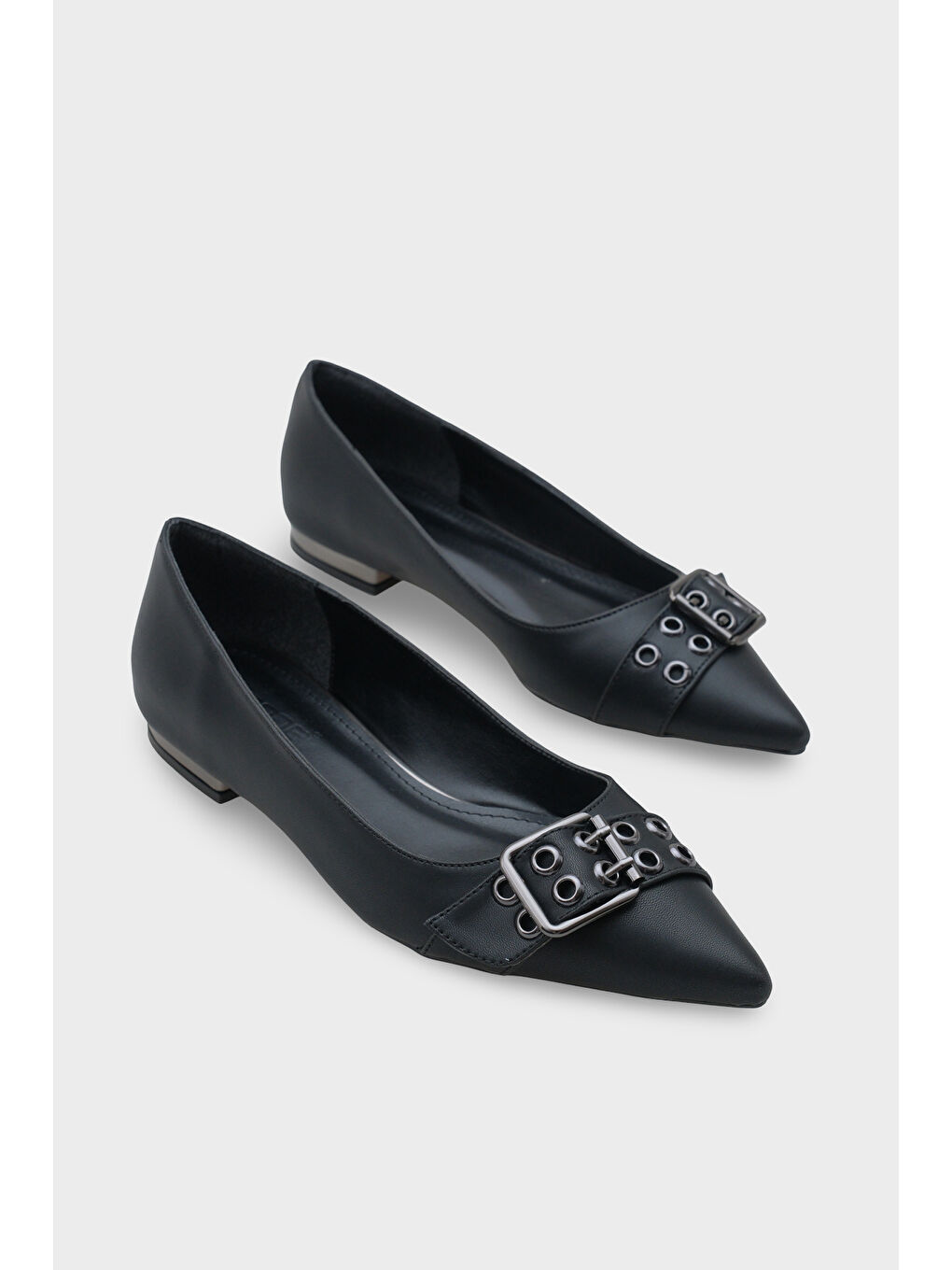 Siyah Krissie Sivri Burunlu Kısa Topuklu Metal Aksesuarlı Kadın Babet-1