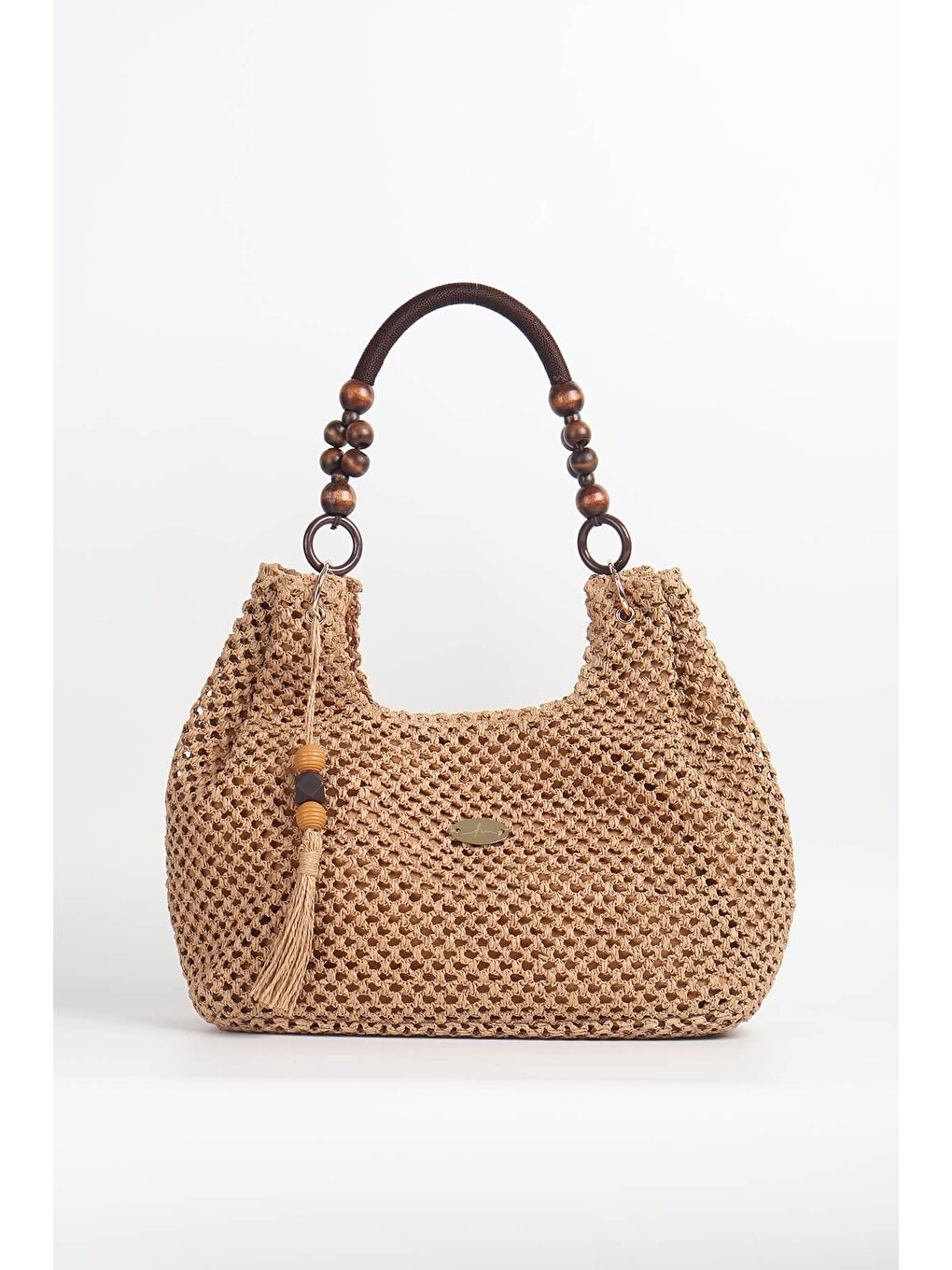 Kahverengi Ahşap Boncuk Detaylı Camel Renk Hasır Örme Plaj Çantası 1120