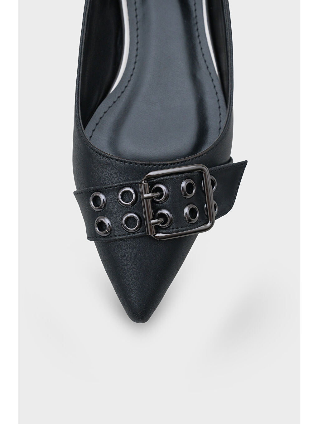 Siyah Krissie Sivri Burunlu Kısa Topuklu Metal Aksesuarlı Kadın Babet-2