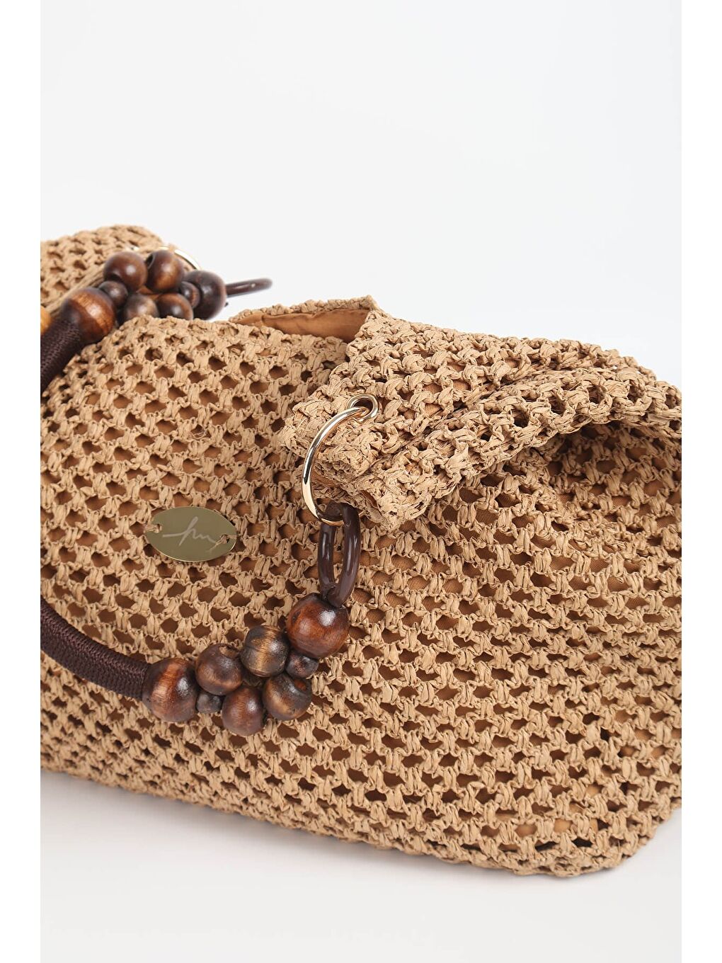 Kahverengi Ahşap Boncuk Detaylı Camel Renk Hasır Örme Plaj Çantası 1120-3