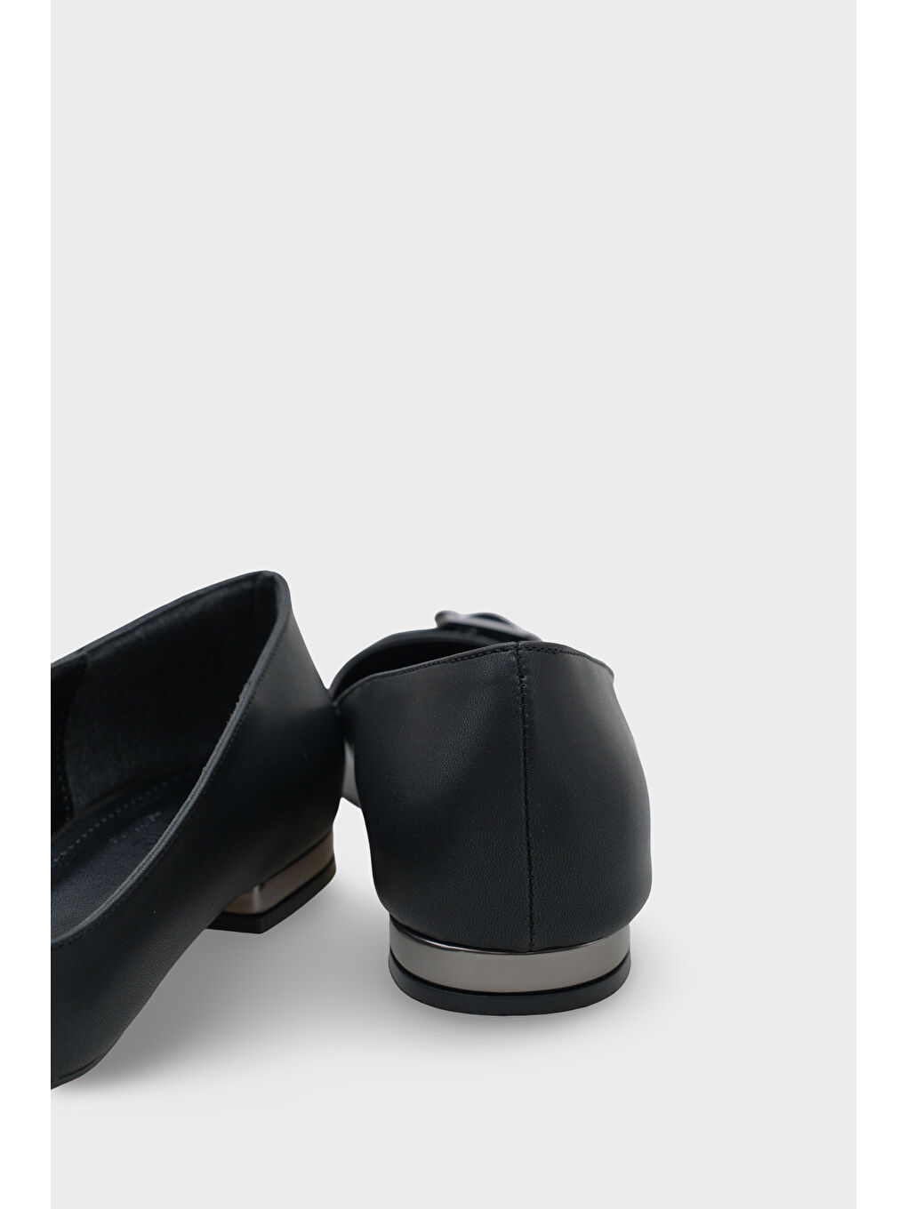 Siyah Krissie Sivri Burunlu Kısa Topuklu Metal Aksesuarlı Kadın Babet-3