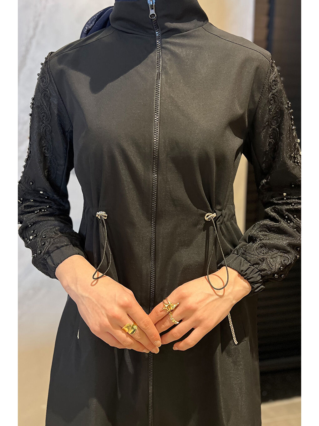 Siyah Kadın İnci Ve Taş İşlemeli Bel Büzgülü Tesettür Trençkot-5