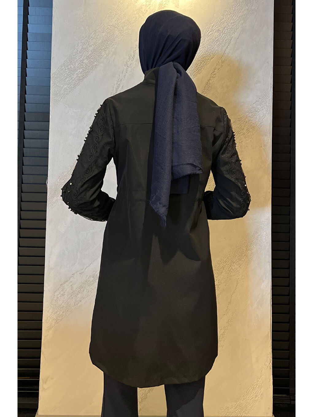 Siyah Kadın İnci Ve Taş İşlemeli Bel Büzgülü Tesettür Trençkot-6