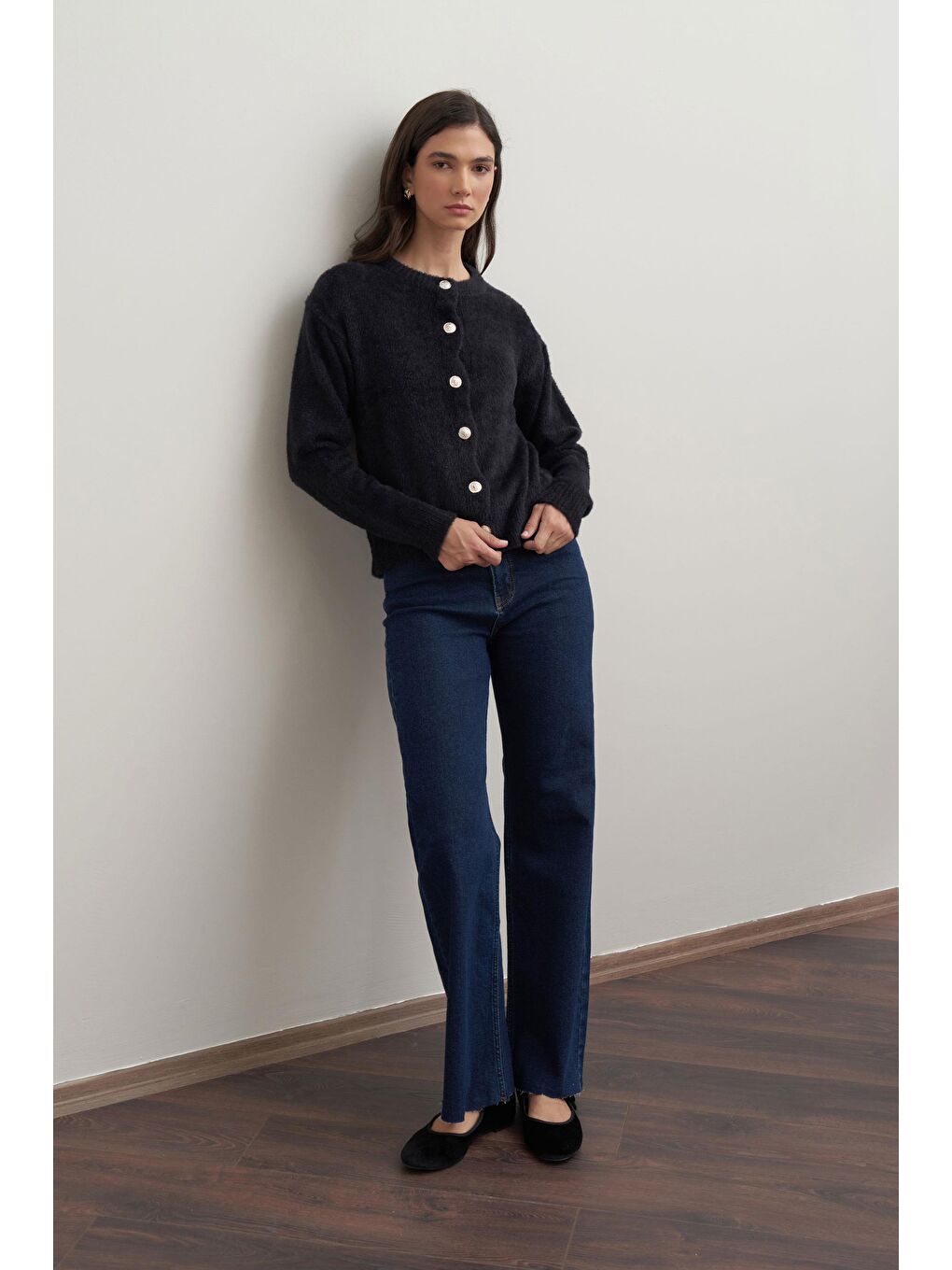 Siyah-Yumuşak Dokulu Dügmeli Hırka