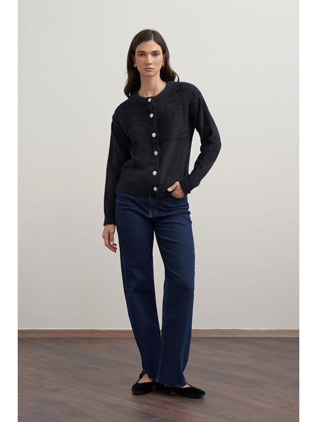 Siyah-Yumuşak Dokulu Dügmeli Hırka-2