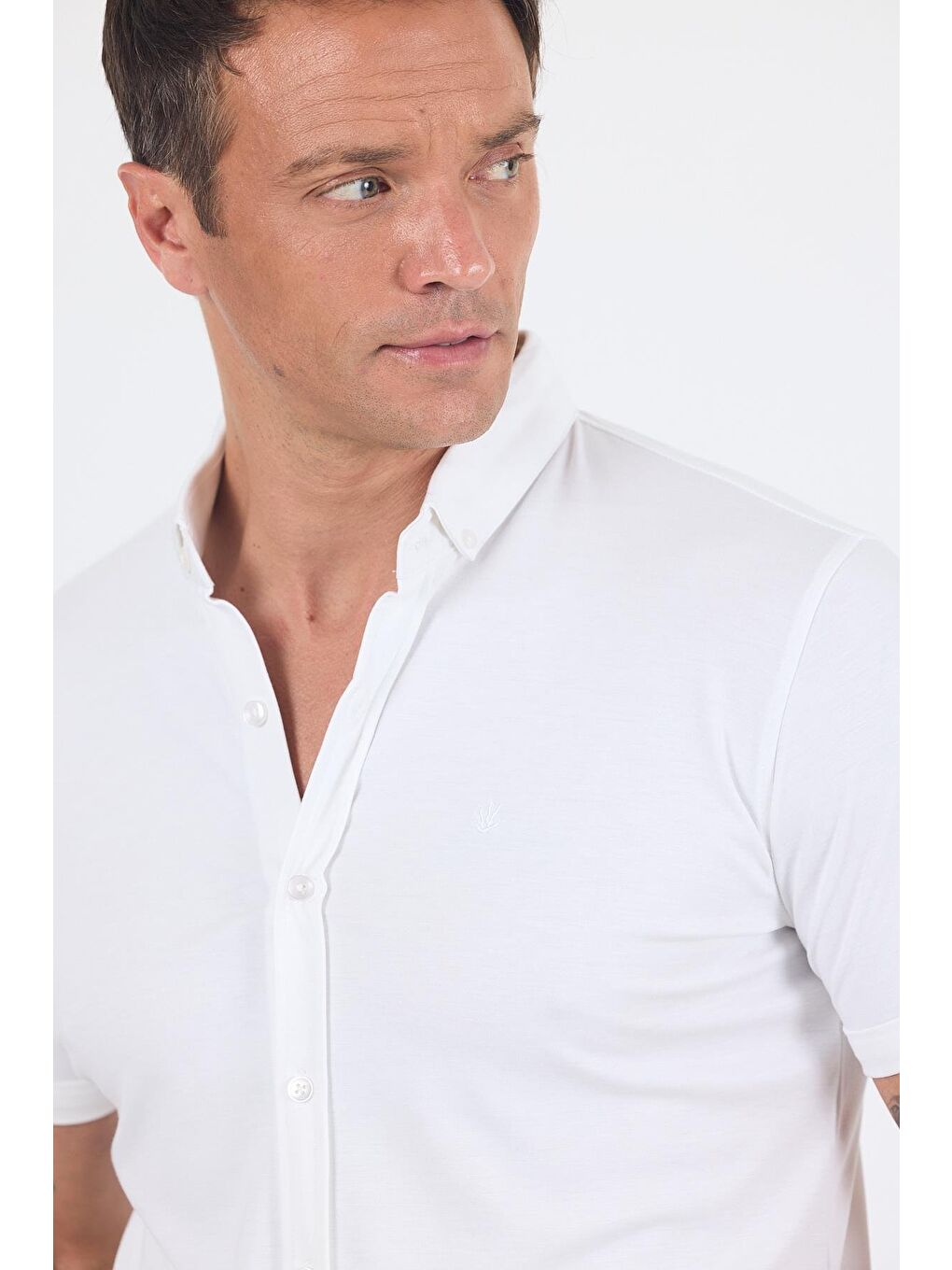 Beyaz İtalyan Düğmeli Yaka Kısa Kol Cepsiz Slim Fit Gömlek 1004250255-3