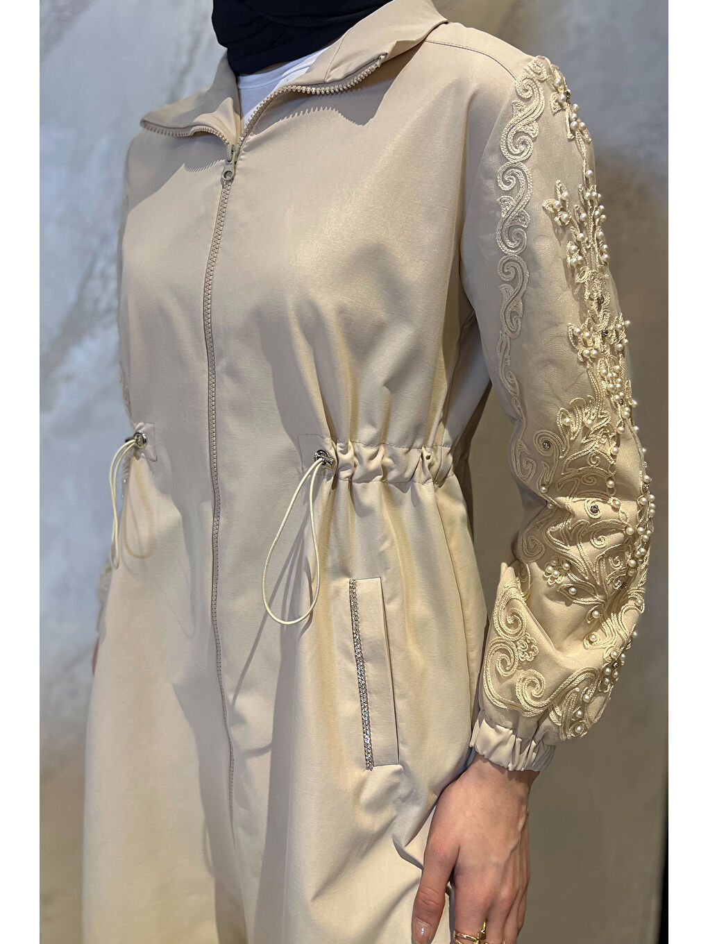 Bej Kadın İnci Ve Taş İşlemeli Bel Büzgülü Tesettür Trençkot-4