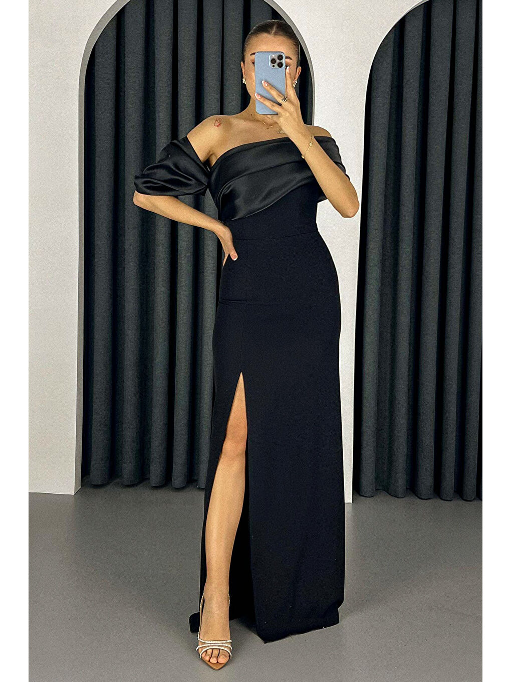 Kadın Siyah Yaka Detaylı Yırtmaçlı Uzun Abiye Elbise-3