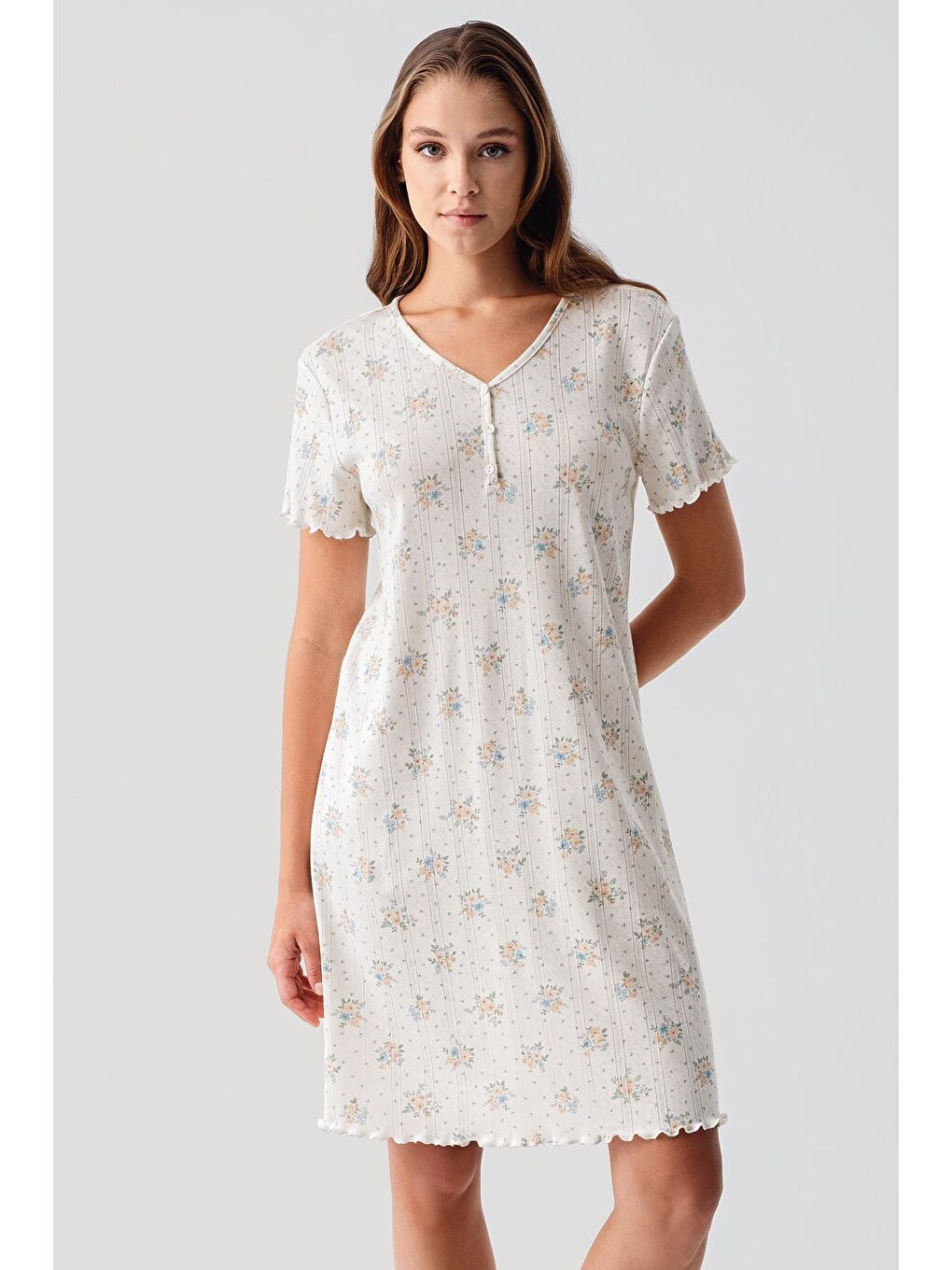 Renksiz Kısa Kollu Düğmeli Çiçek Desenli Ajurlu %100 Pamuk Gecelik 19102-2