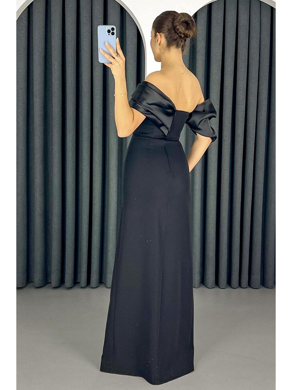 Kadın Siyah Yaka Detaylı Yırtmaçlı Uzun Abiye Elbise-4