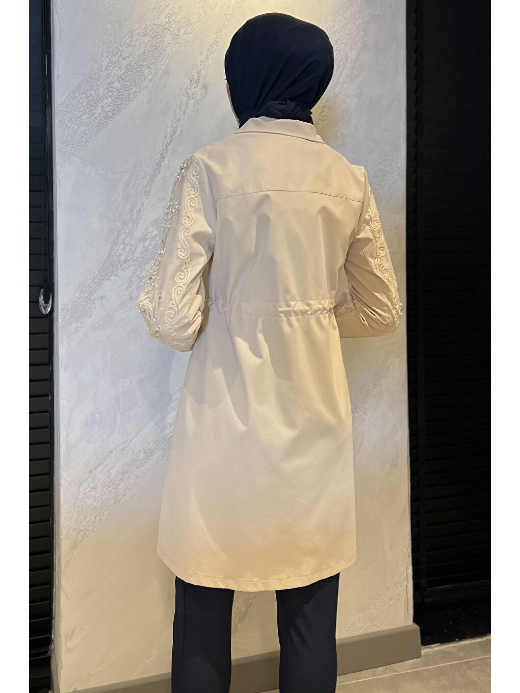 Bej Kadın İnci Ve Taş İşlemeli Bel Büzgülü Tesettür Trençkot-7