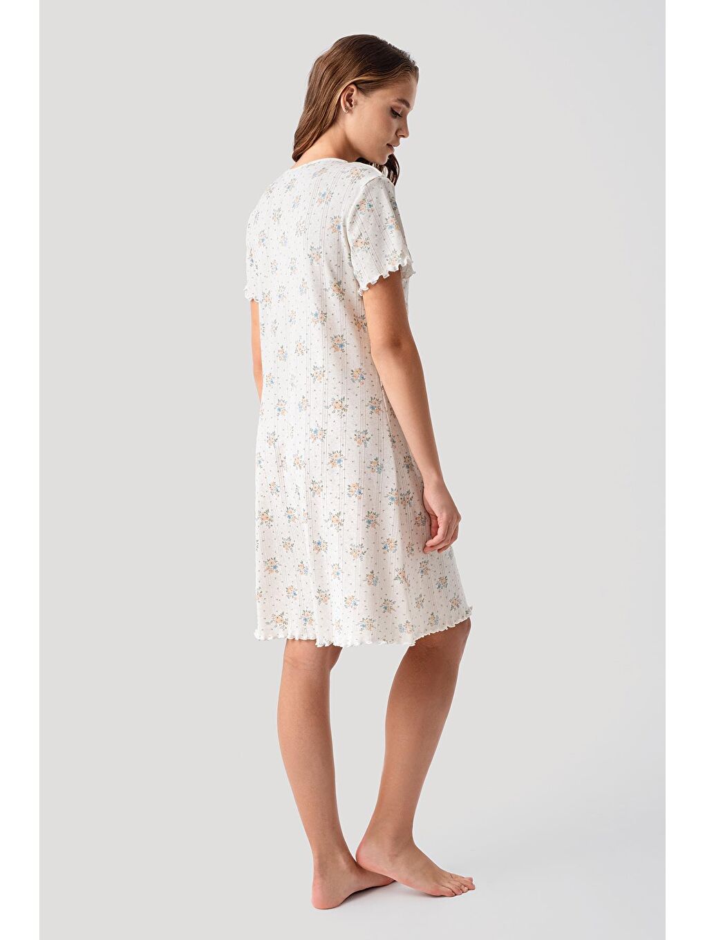 Renksiz Kısa Kollu Düğmeli Çiçek Desenli Ajurlu %100 Pamuk Gecelik 19102-4