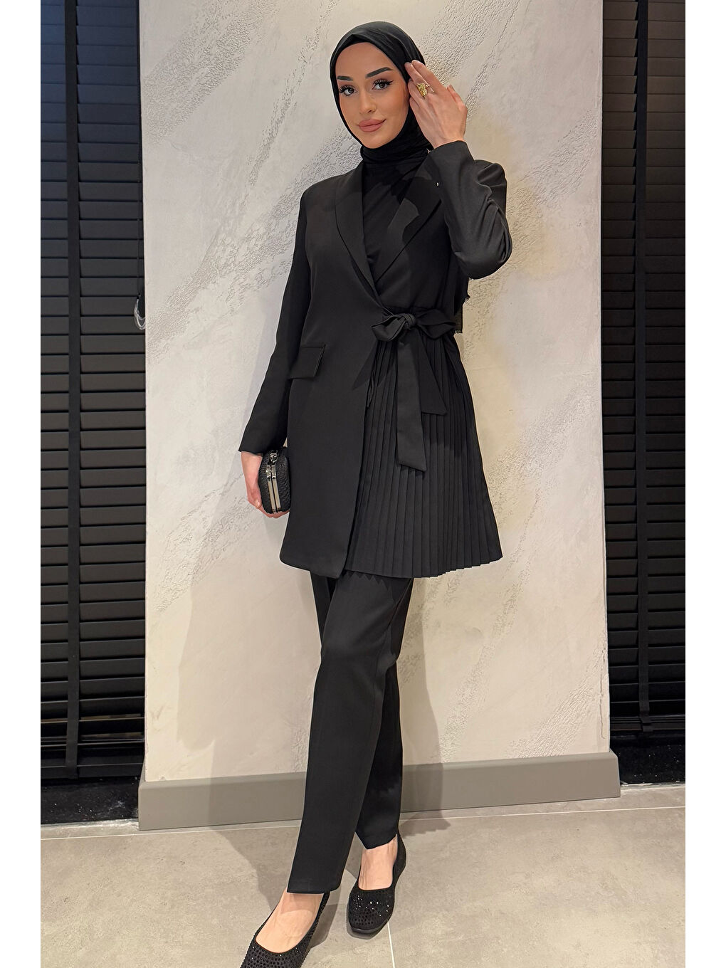 Siyah Kadın Broş Detaylı Pileli Tesettür Blazer Ceket Pantolon İkili Takım