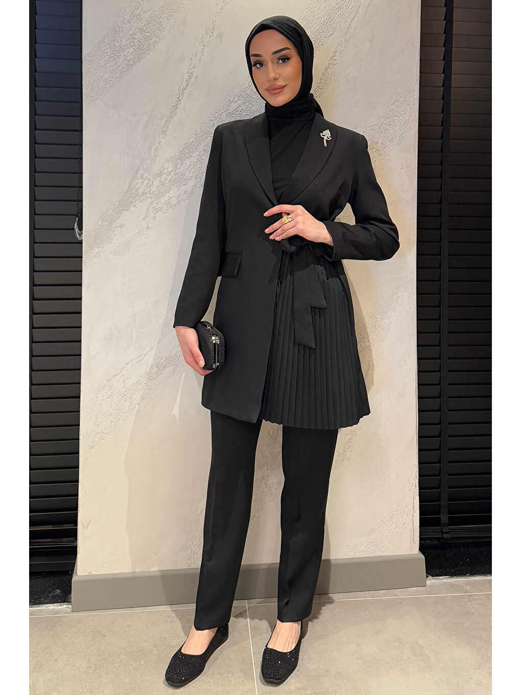 Siyah Kadın Broş Detaylı Pileli Tesettür Blazer Ceket Pantolon İkili Takım-3