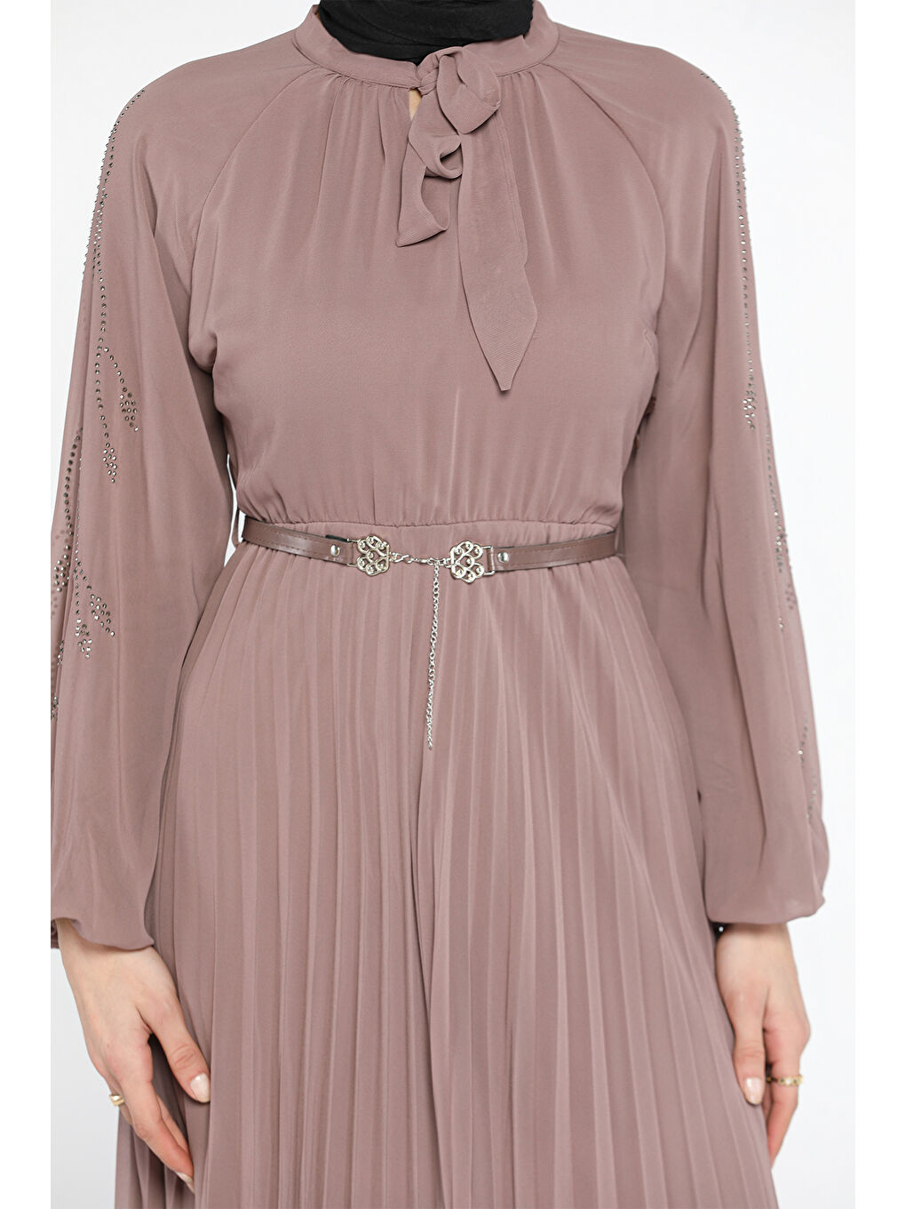 Bej Ön Bağlamalı Taş Detaylı Kemerli Tesettür Şifon Elbise-4