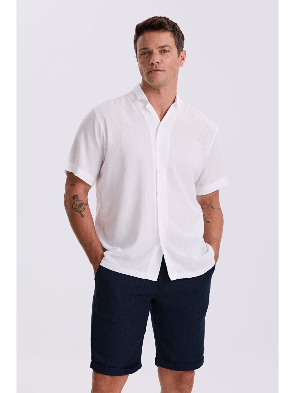 Beyaz Klasik Fit Apaş Yaka Rahat Kısa Kollu Gömlek