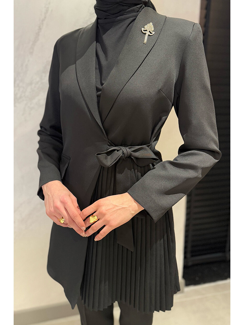 Siyah Kadın Broş Detaylı Pileli Tesettür Blazer Ceket Pantolon İkili Takım-5