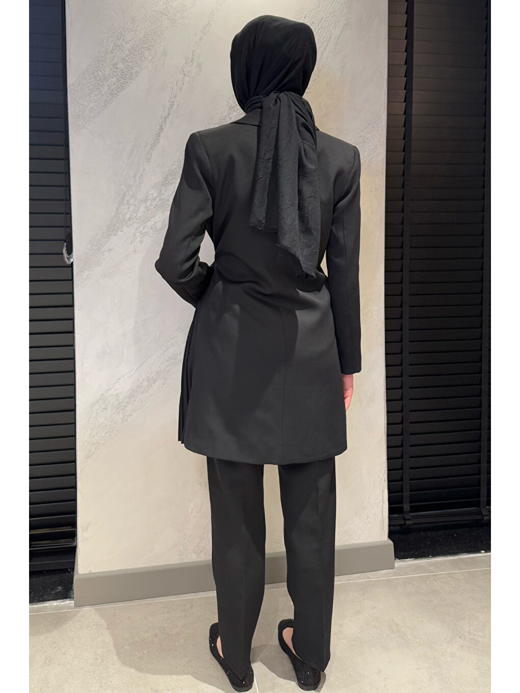 Siyah Kadın Broş Detaylı Pileli Tesettür Blazer Ceket Pantolon İkili Takım-7