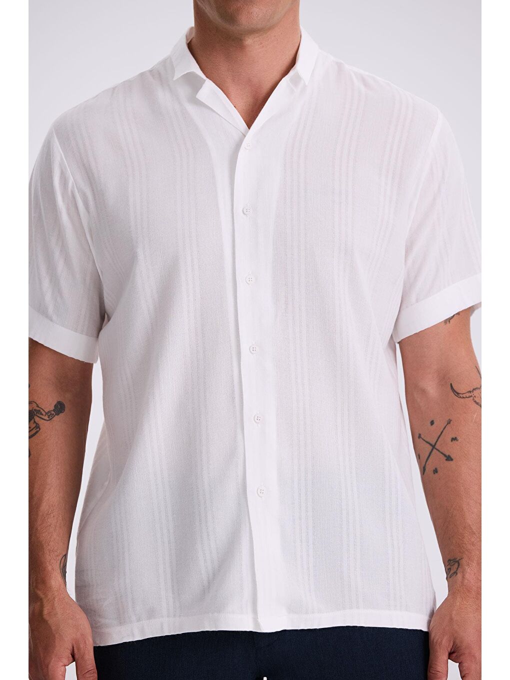 Beyaz Klasik Fit Apaş Yaka Rahat Kısa Kollu Gömlek-2