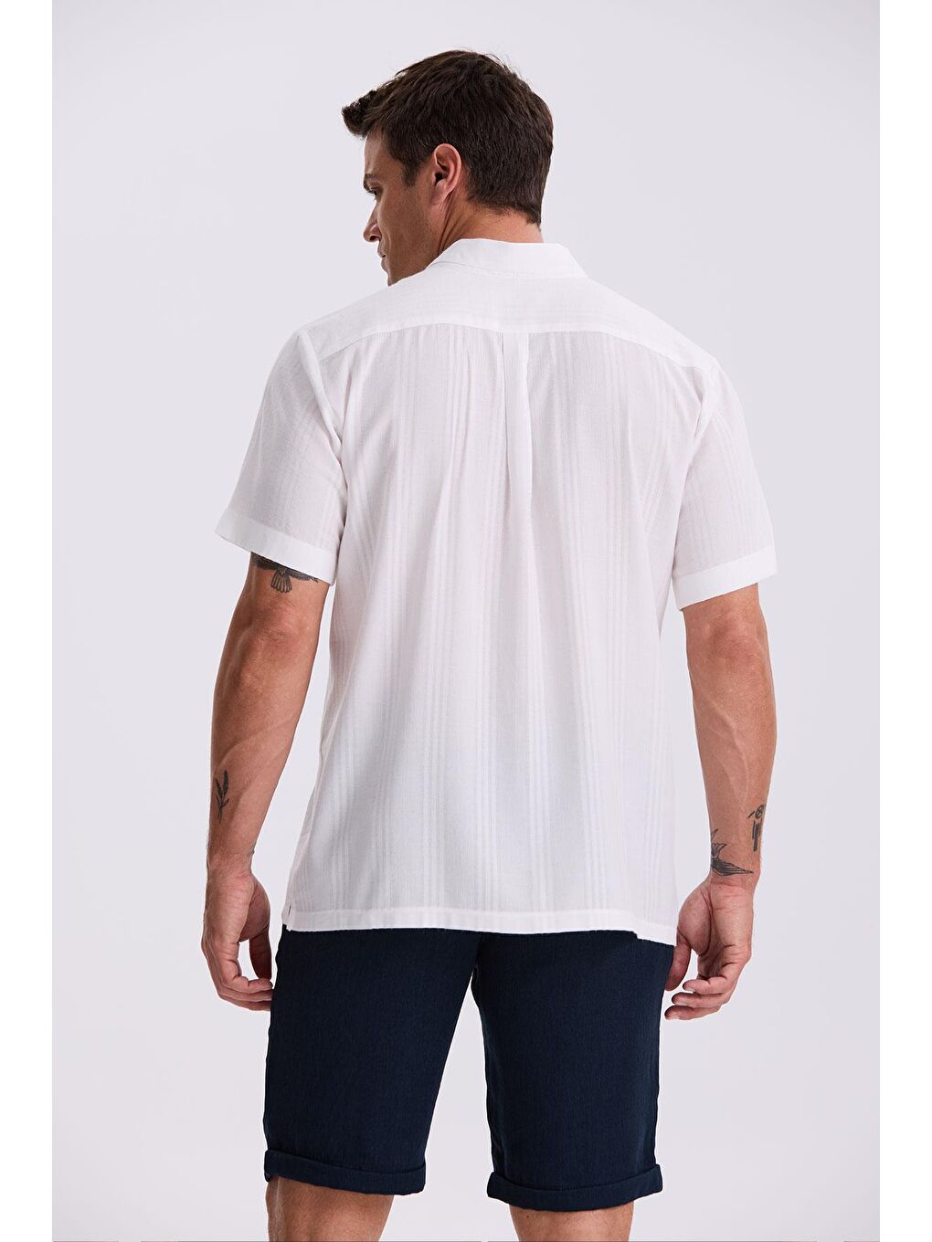 Beyaz Klasik Fit Apaş Yaka Rahat Kısa Kollu Gömlek-3