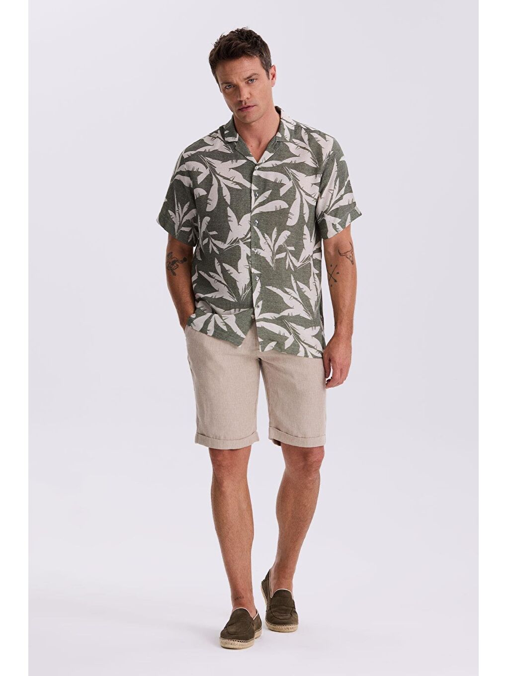 Yeşil Klasik Fit Apaş Yaka Desenli Rahat Kalıp Keten Karışımlı Kısa Kollu Gömlek-1