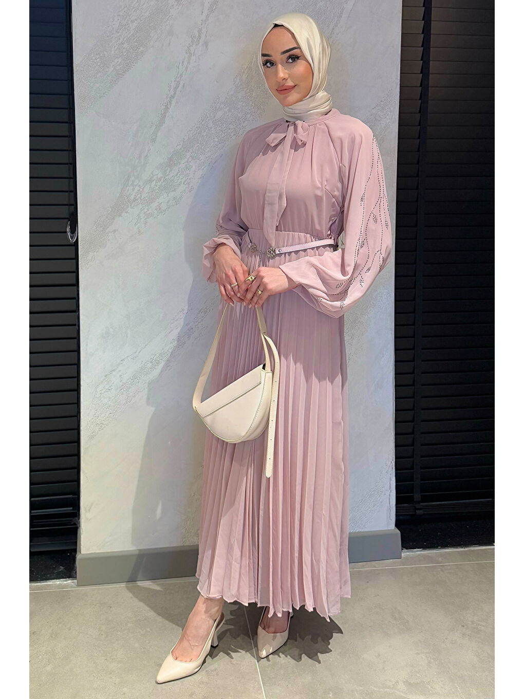 Pembe Ön Bağlamalı Taş Detaylı Kemerli Tesettür Şifon Elbise