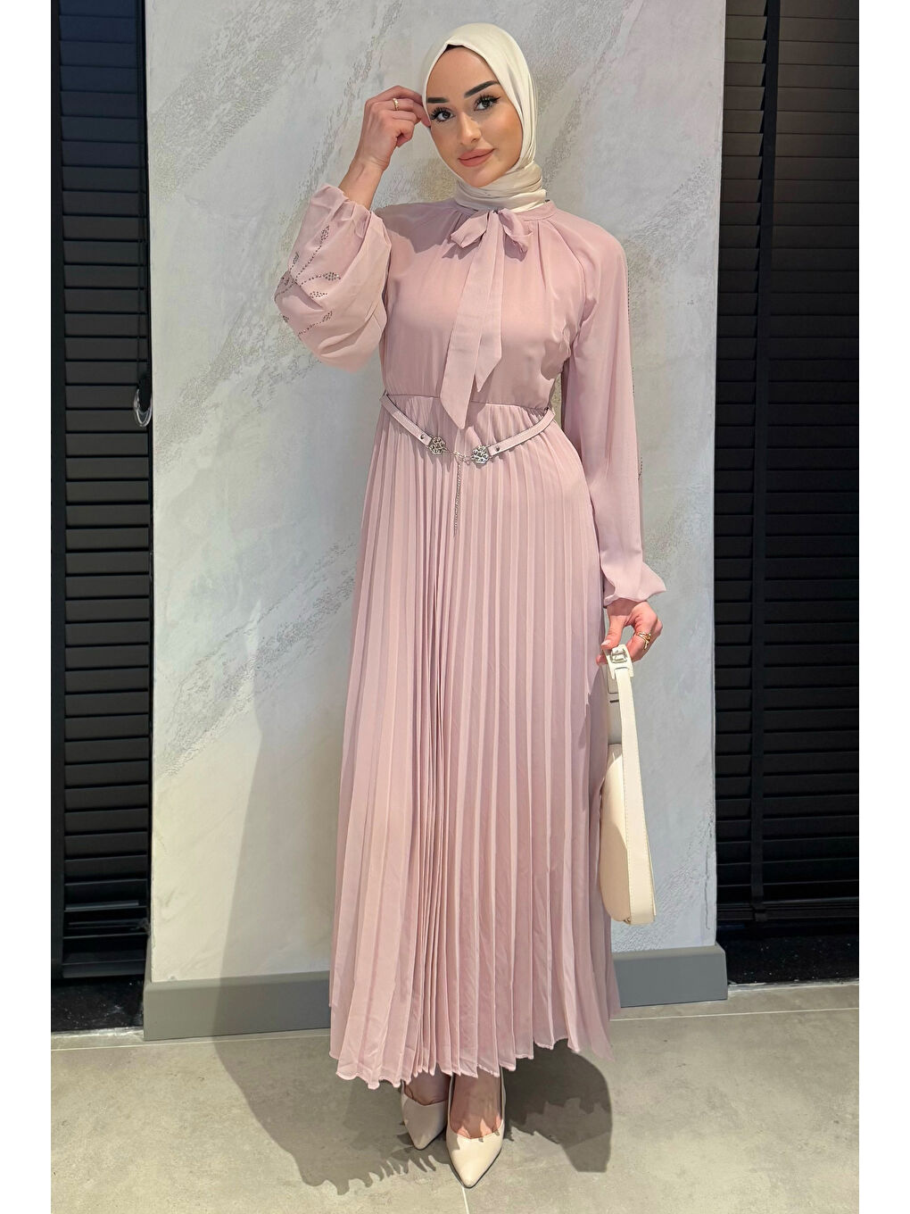 Pembe Ön Bağlamalı Taş Detaylı Kemerli Tesettür Şifon Elbise-2