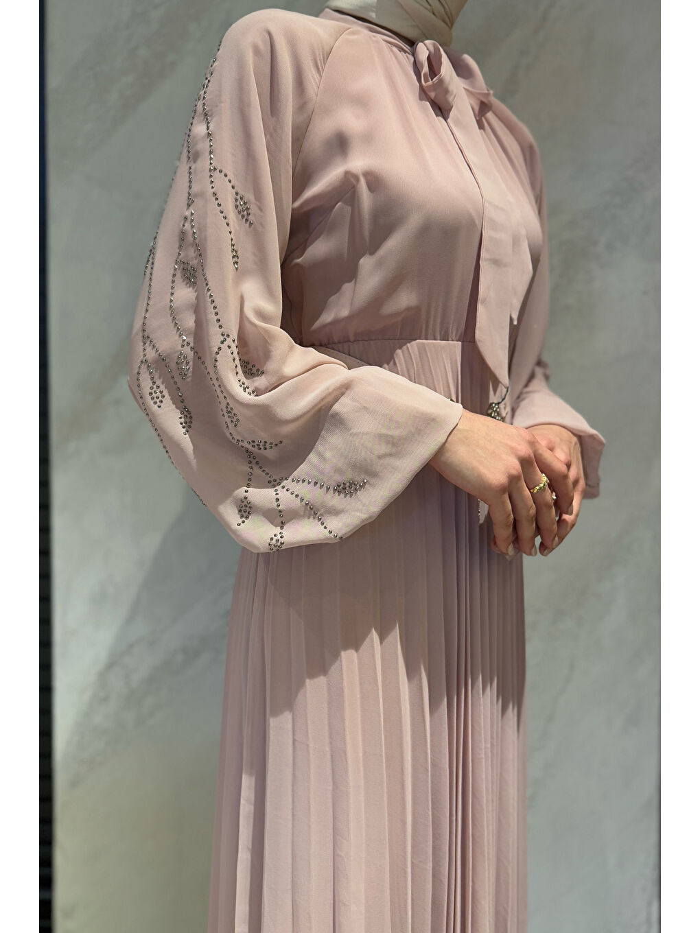 Pembe Ön Bağlamalı Taş Detaylı Kemerli Tesettür Şifon Elbise-5
