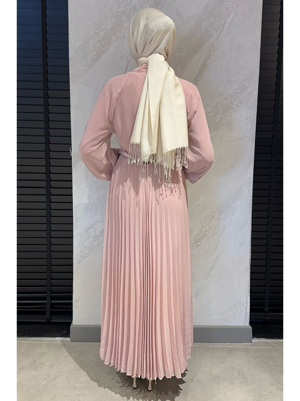 Pembe Ön Bağlamalı Taş Detaylı Kemerli Tesettür Şifon Elbise-7