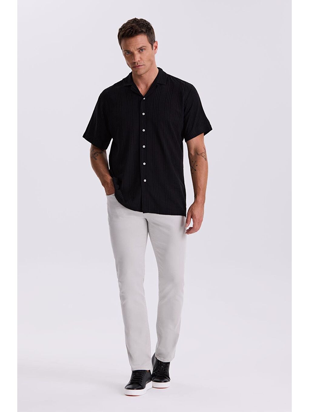 Siyah Klasik Fit Apaş Yaka Rahat Kısa Kollu Gömlek-1