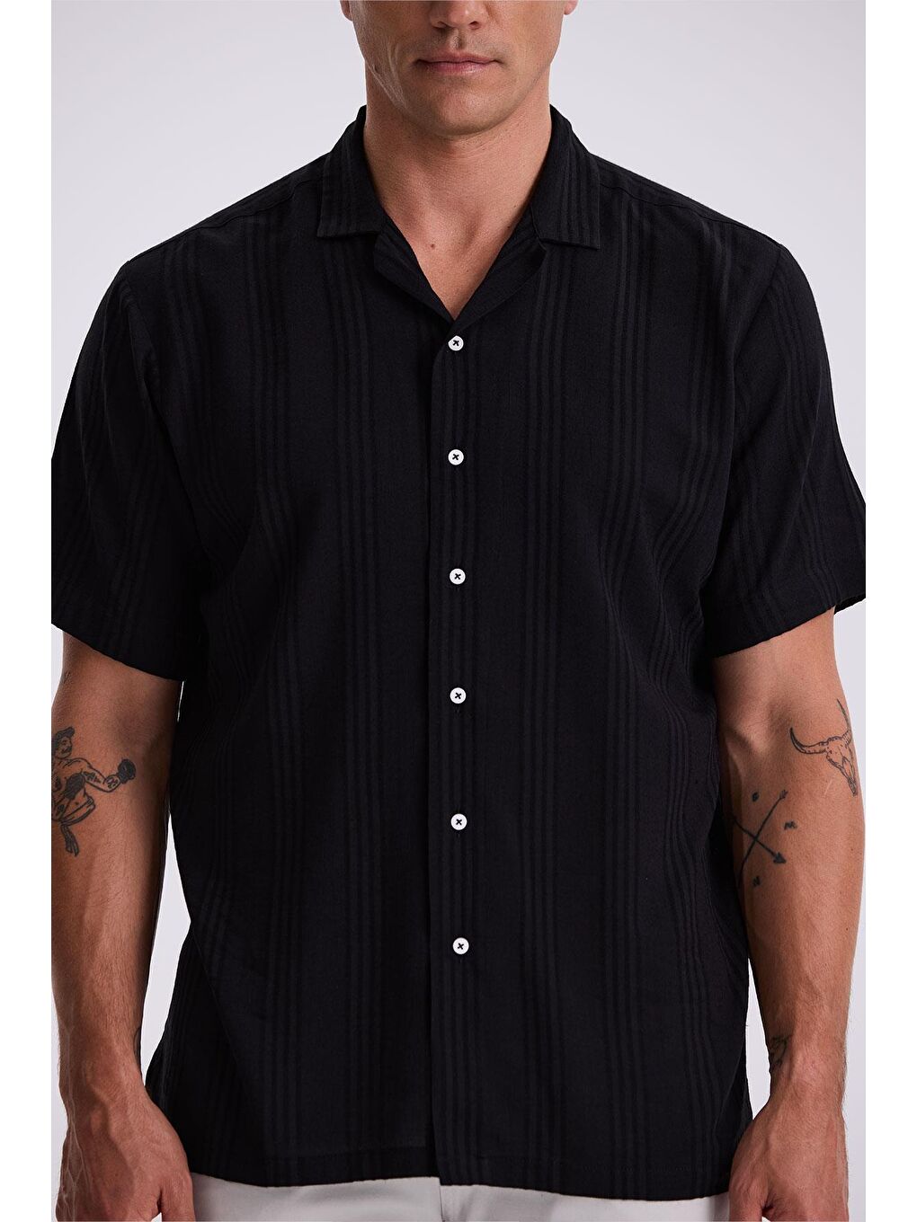 Siyah Klasik Fit Apaş Yaka Rahat Kısa Kollu Gömlek-2