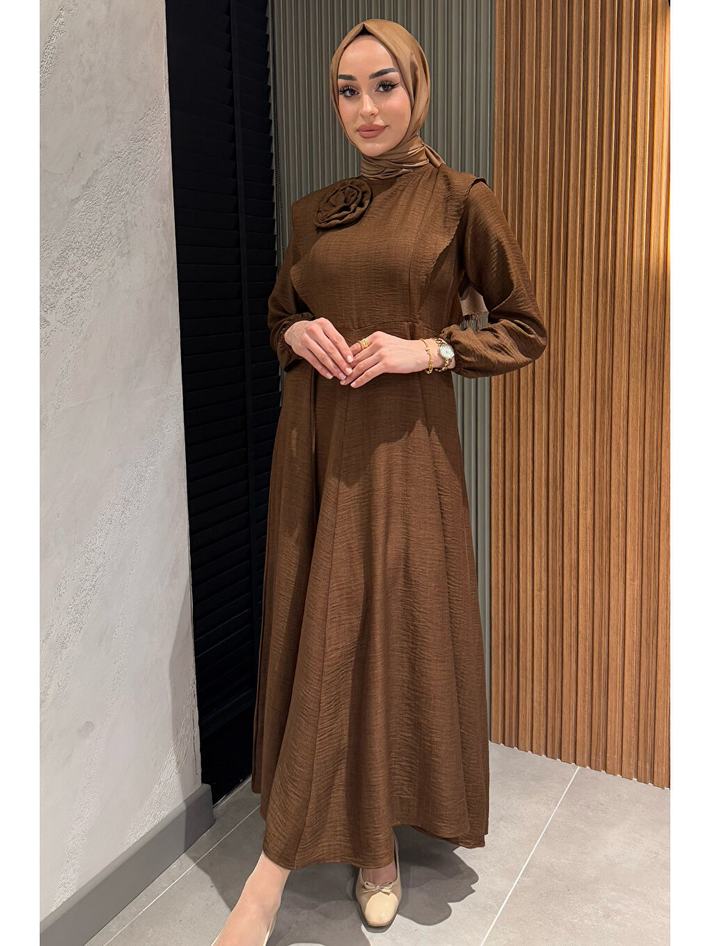 Kahverengi Gül Detaylı Tesettür Kloş Elbise-1