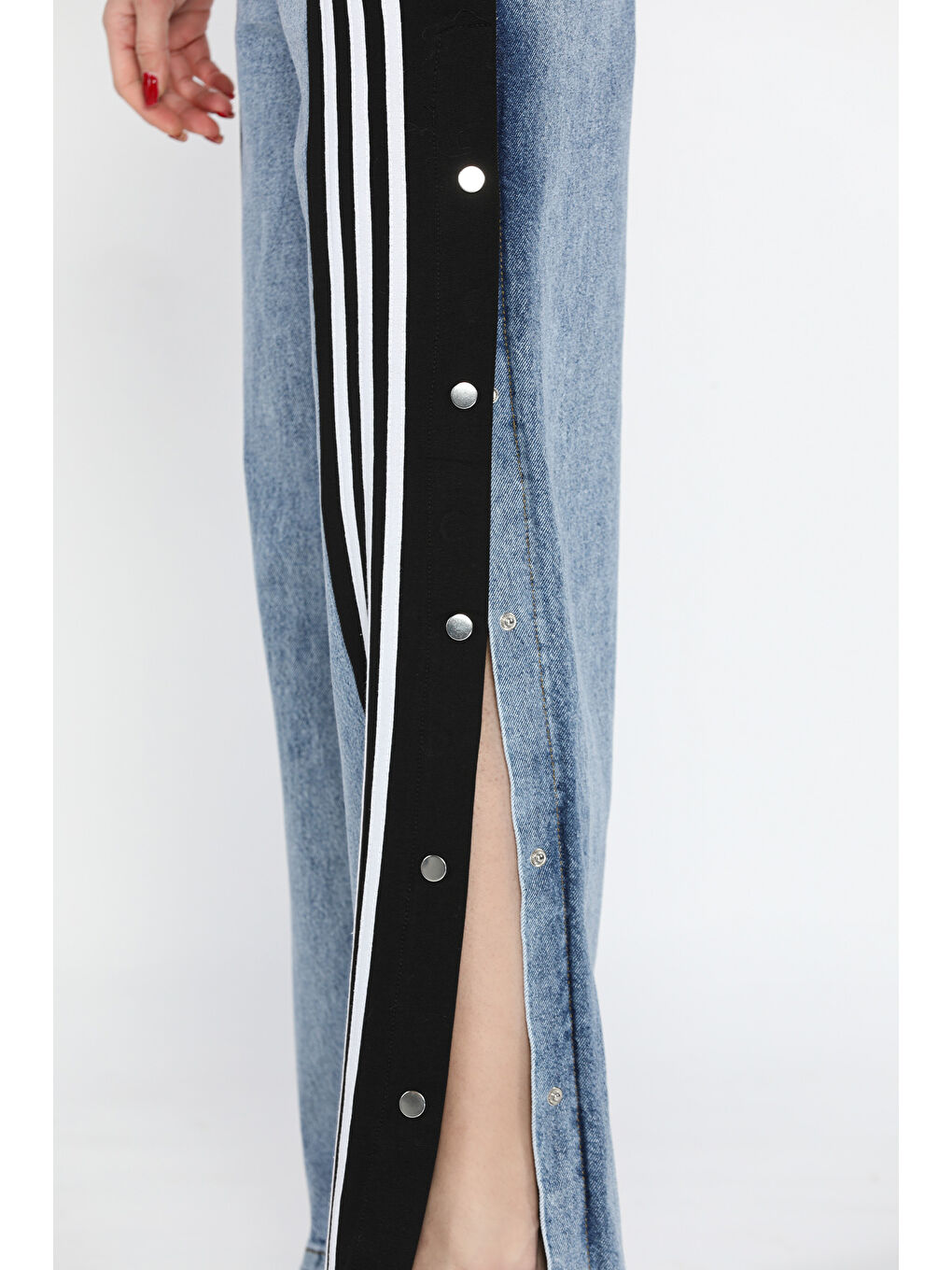 Siyah Yan Çıtçıt Detaylı Şeritli Kadın Jean Pantolon-3