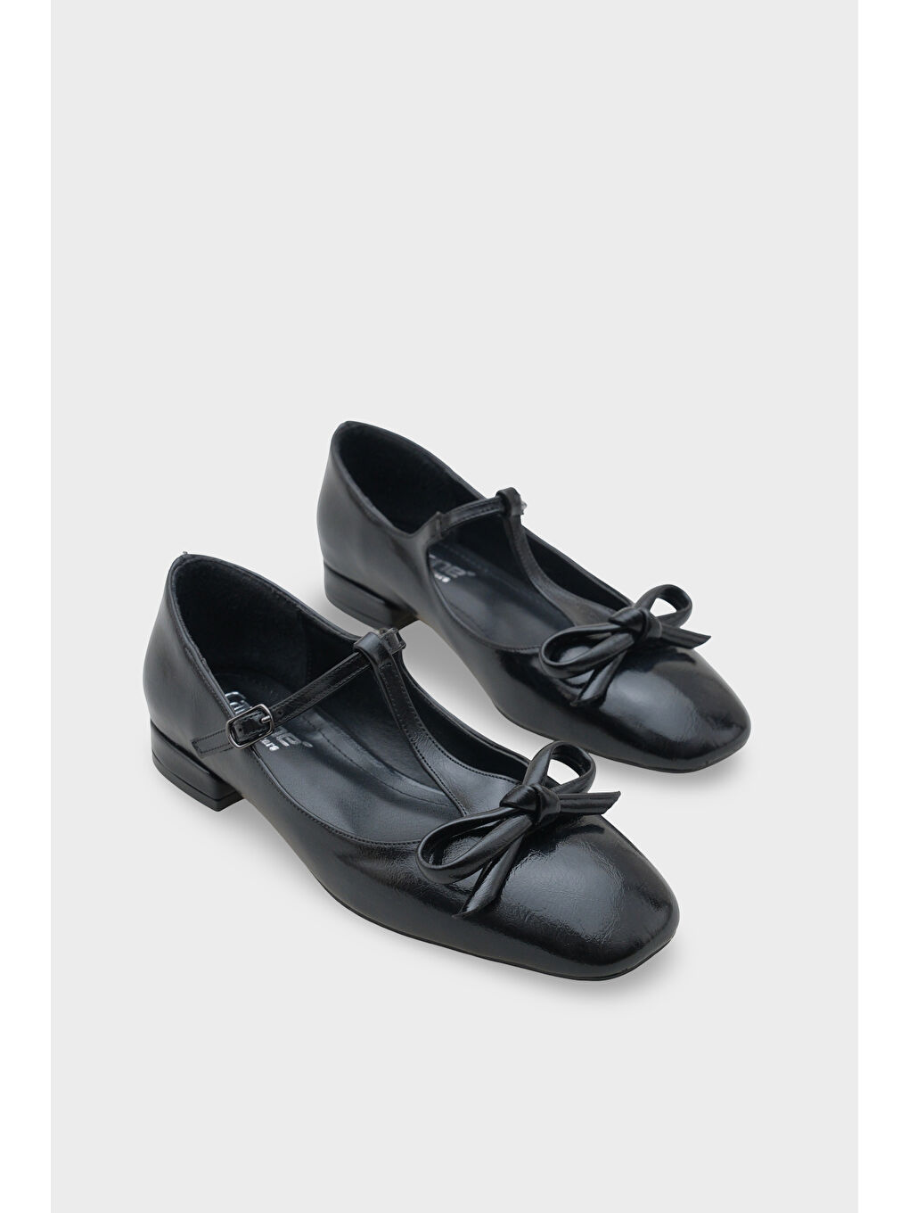 Siyah Suzi Küt Burunlu Bantlı Tokalı Kadın Babet-2