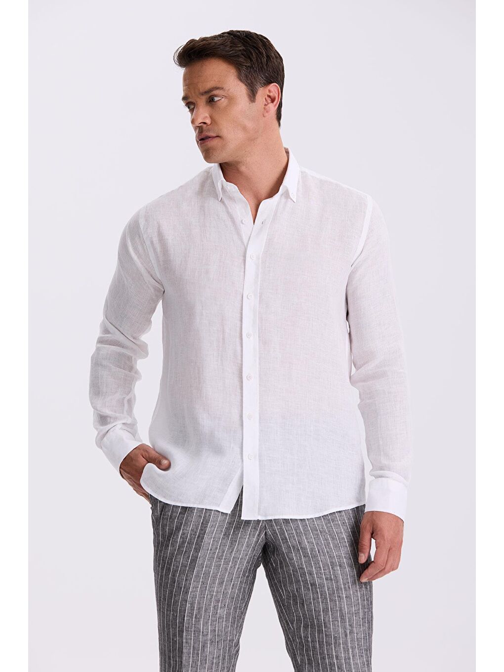 Beyaz %100 Keten Düğmeli Yaka Comfort Fit Gömlek