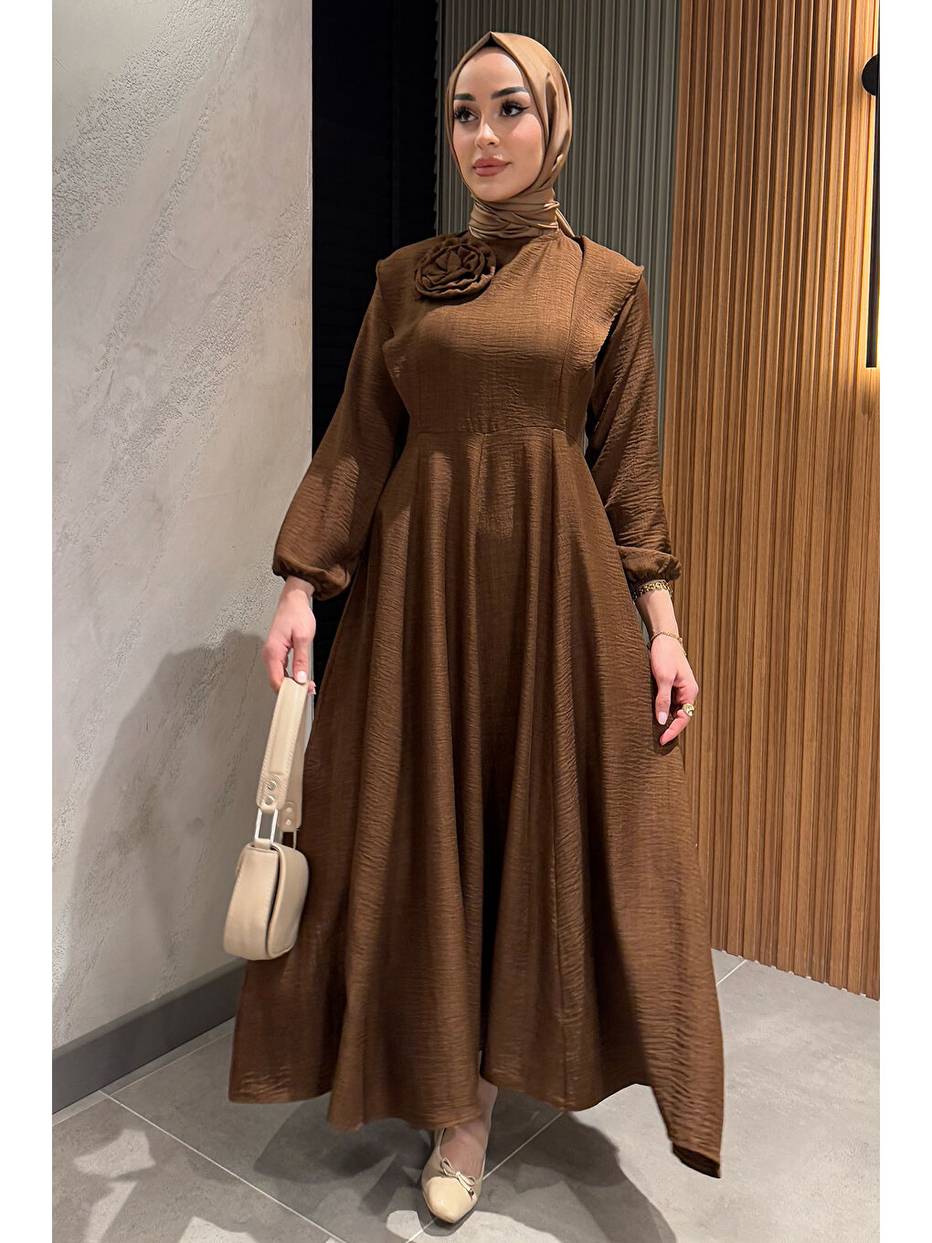 Kahverengi Gül Detaylı Tesettür Kloş Elbise-3