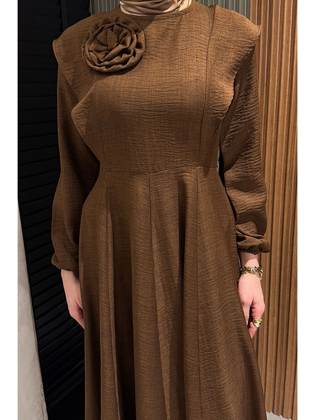 Kahverengi Gül Detaylı Tesettür Kloş Elbise-4