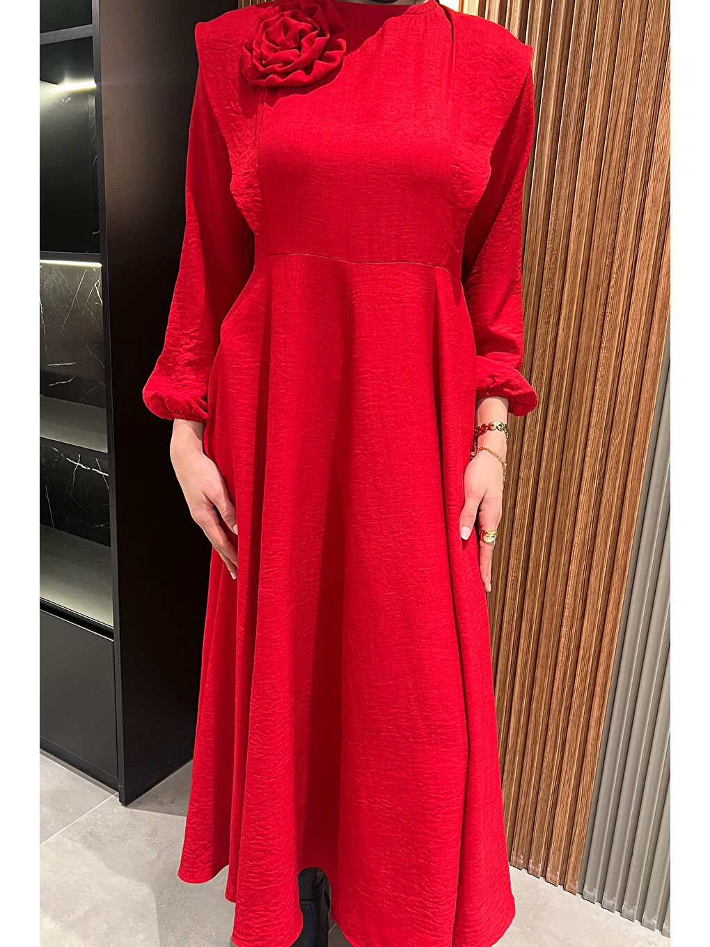 Kırmızı Gül Detaylı Tesettür Kloş Elbise-4