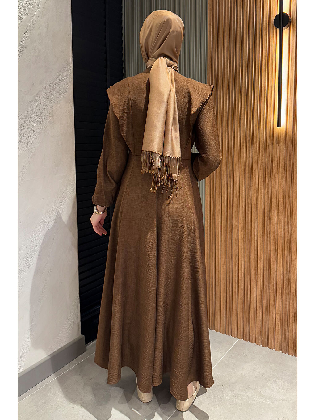 Kahverengi Gül Detaylı Tesettür Kloş Elbise-7