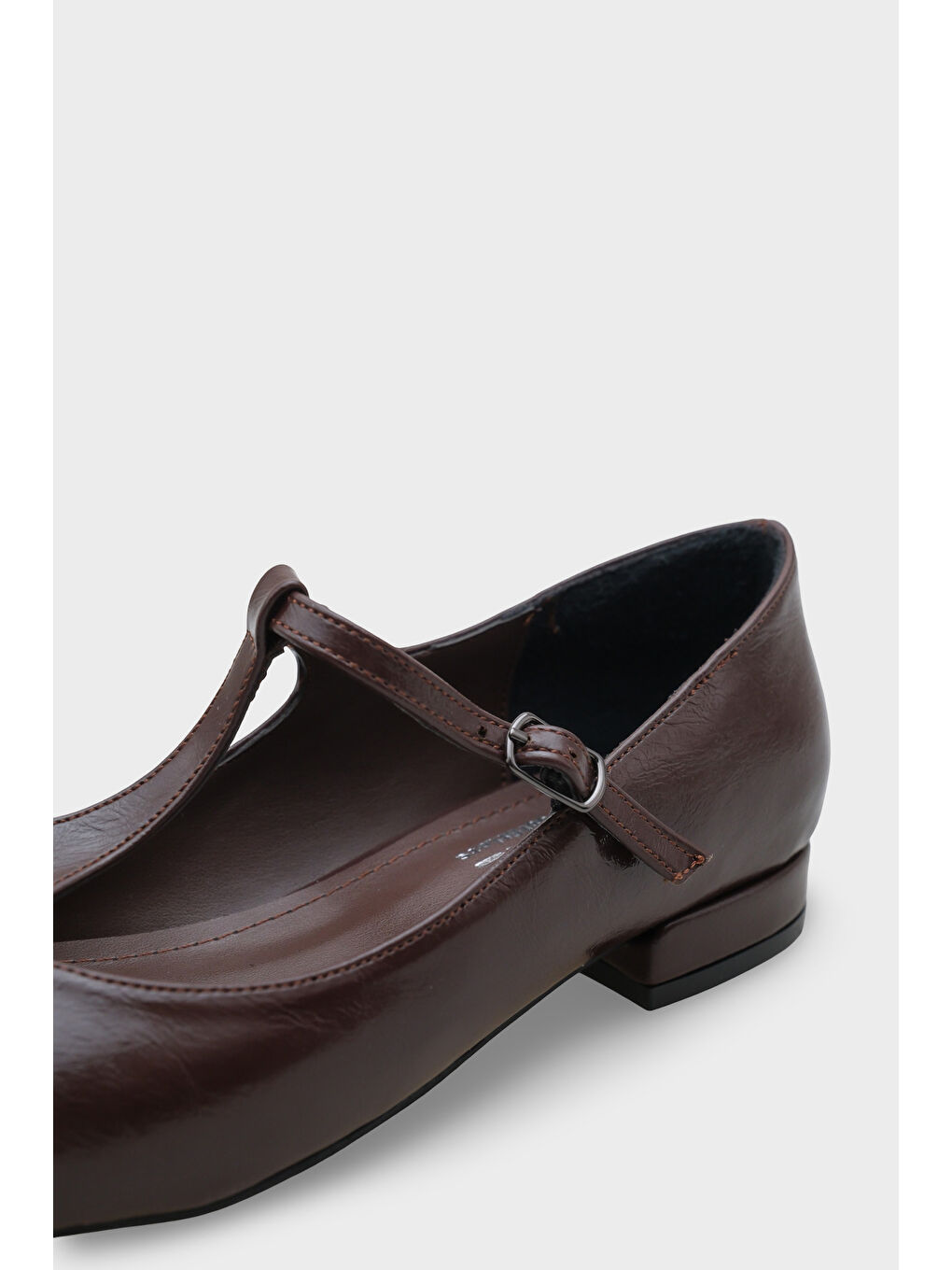 Kahverengi Suzi Küt Burunlu Bantlı Tokalı Kadın Babet-3