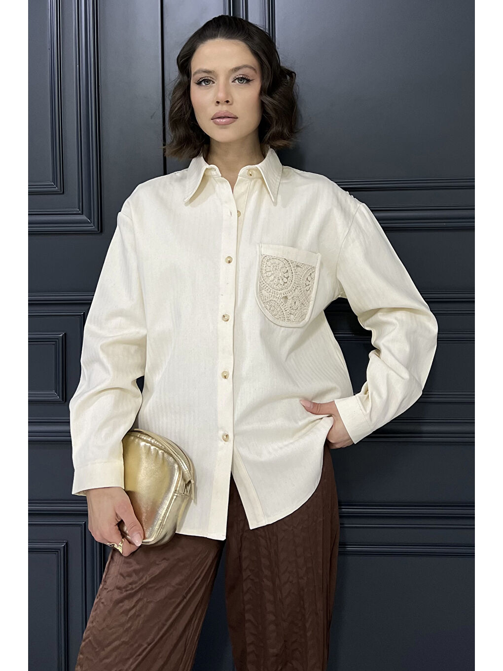 Bej Kadın Tek Cepli Dantel İşleme Detaylı Keten Gömlek-1
