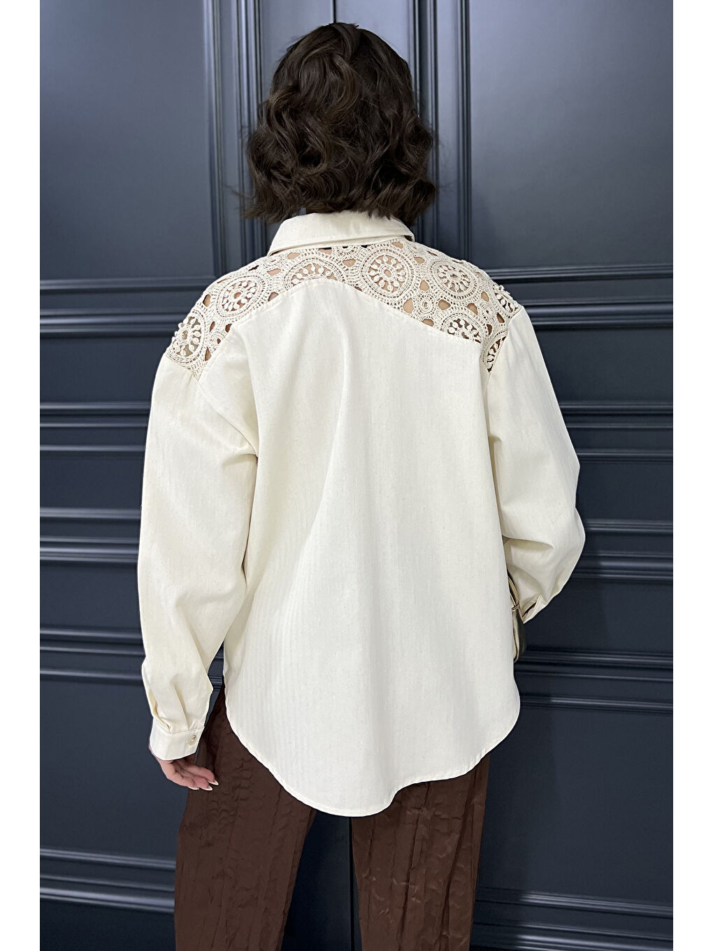 Bej Kadın Tek Cepli Dantel İşleme Detaylı Keten Gömlek-2