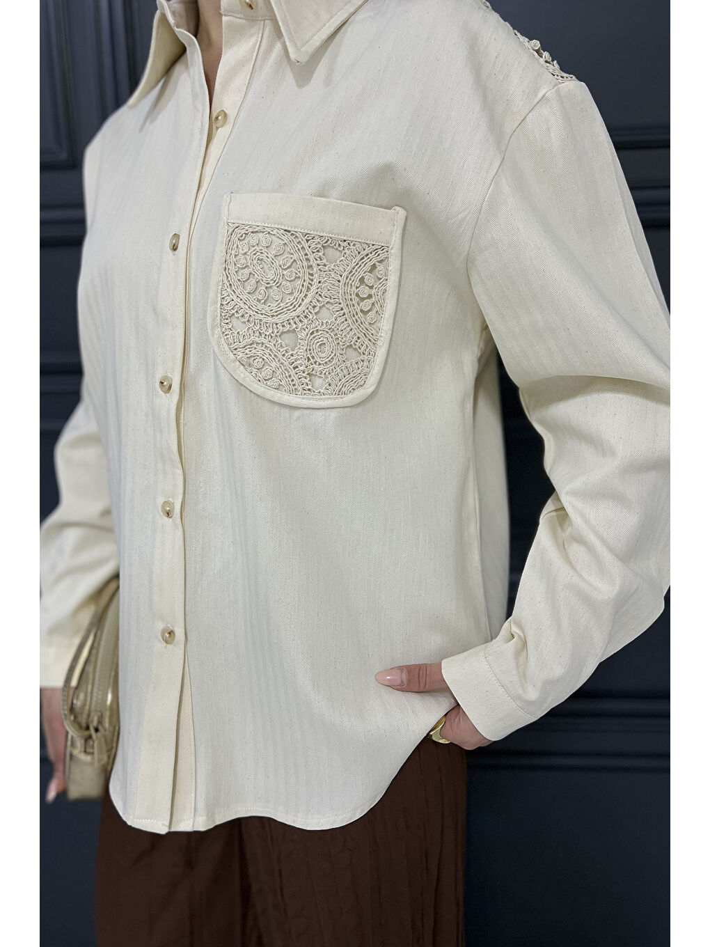 Bej Kadın Tek Cepli Dantel İşleme Detaylı Keten Gömlek-3