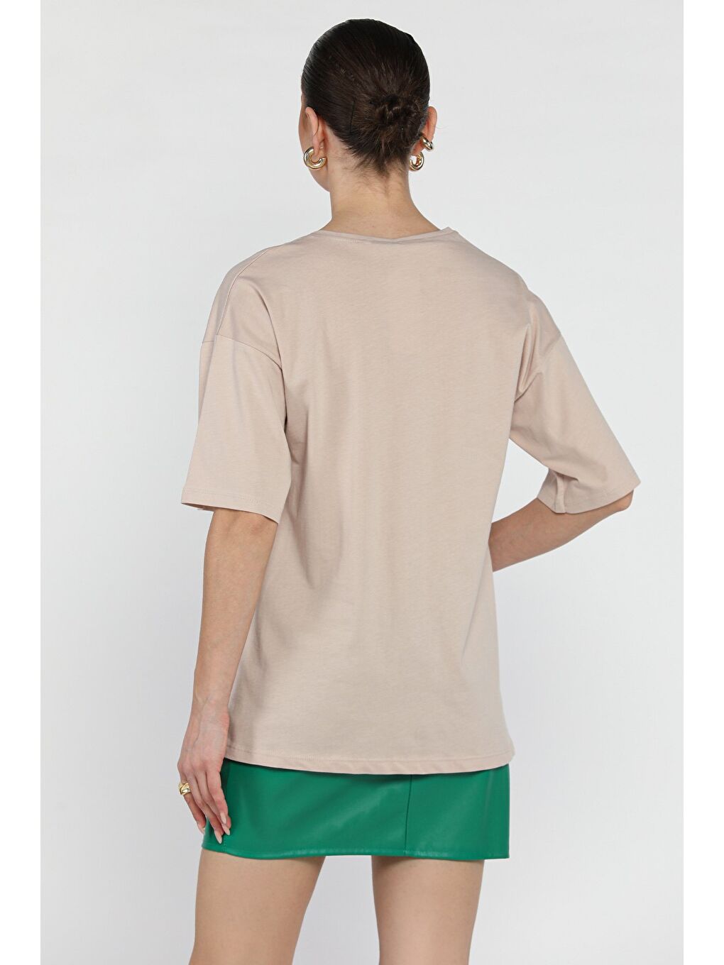 Bej Bisiklet Yaka Ön Baskılı Kadın Tişört-2