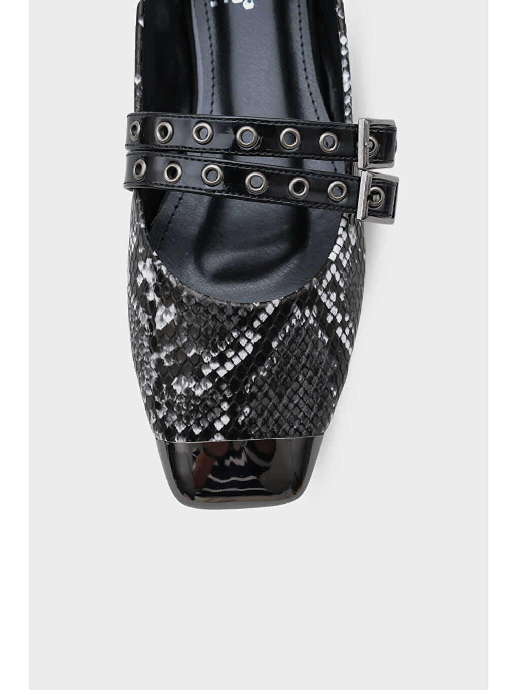 Siyah Erinn Metal Küt Burunlu Taşlı Babet-2