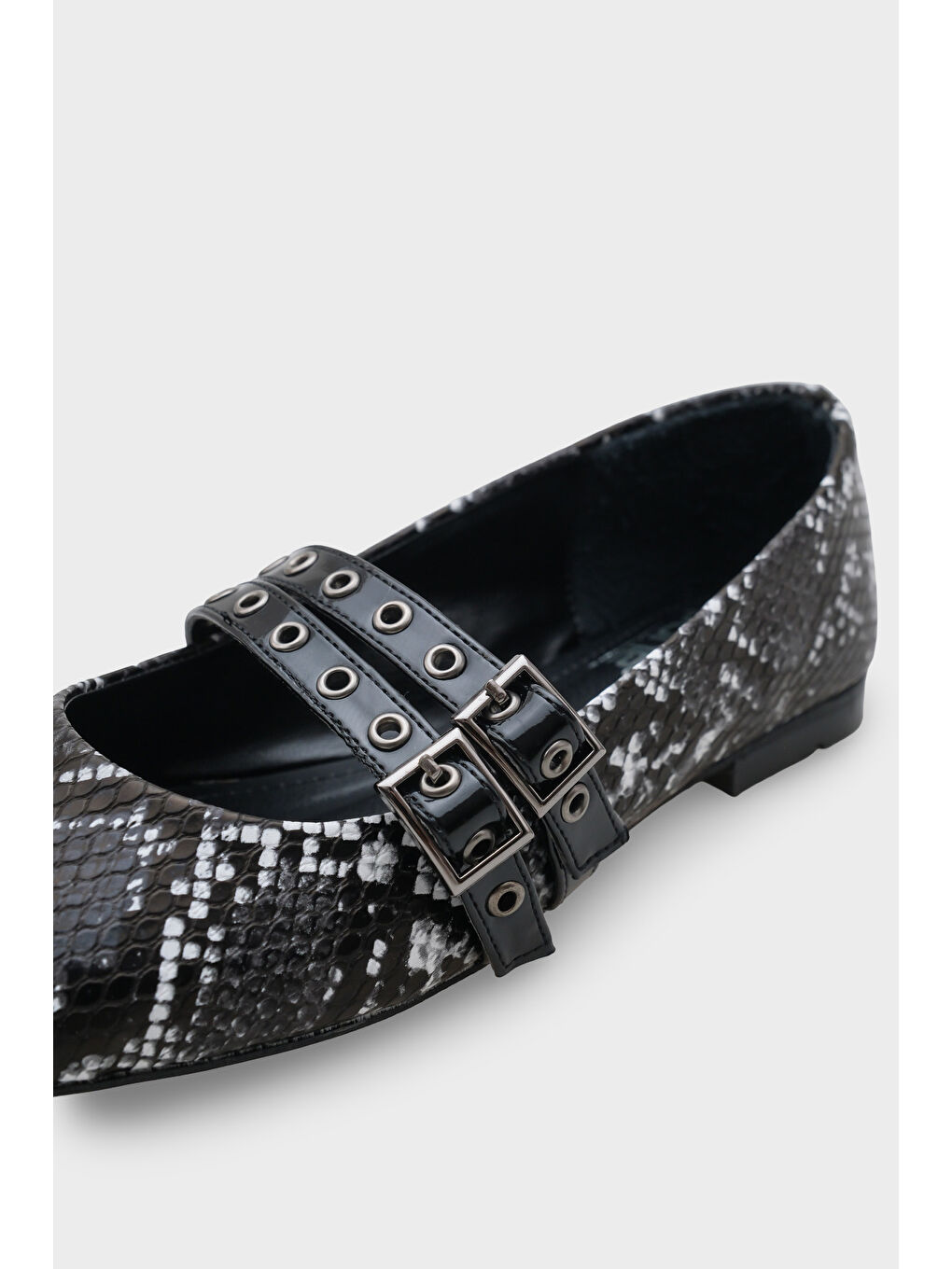 Siyah Erinn Metal Küt Burunlu Taşlı Babet-3