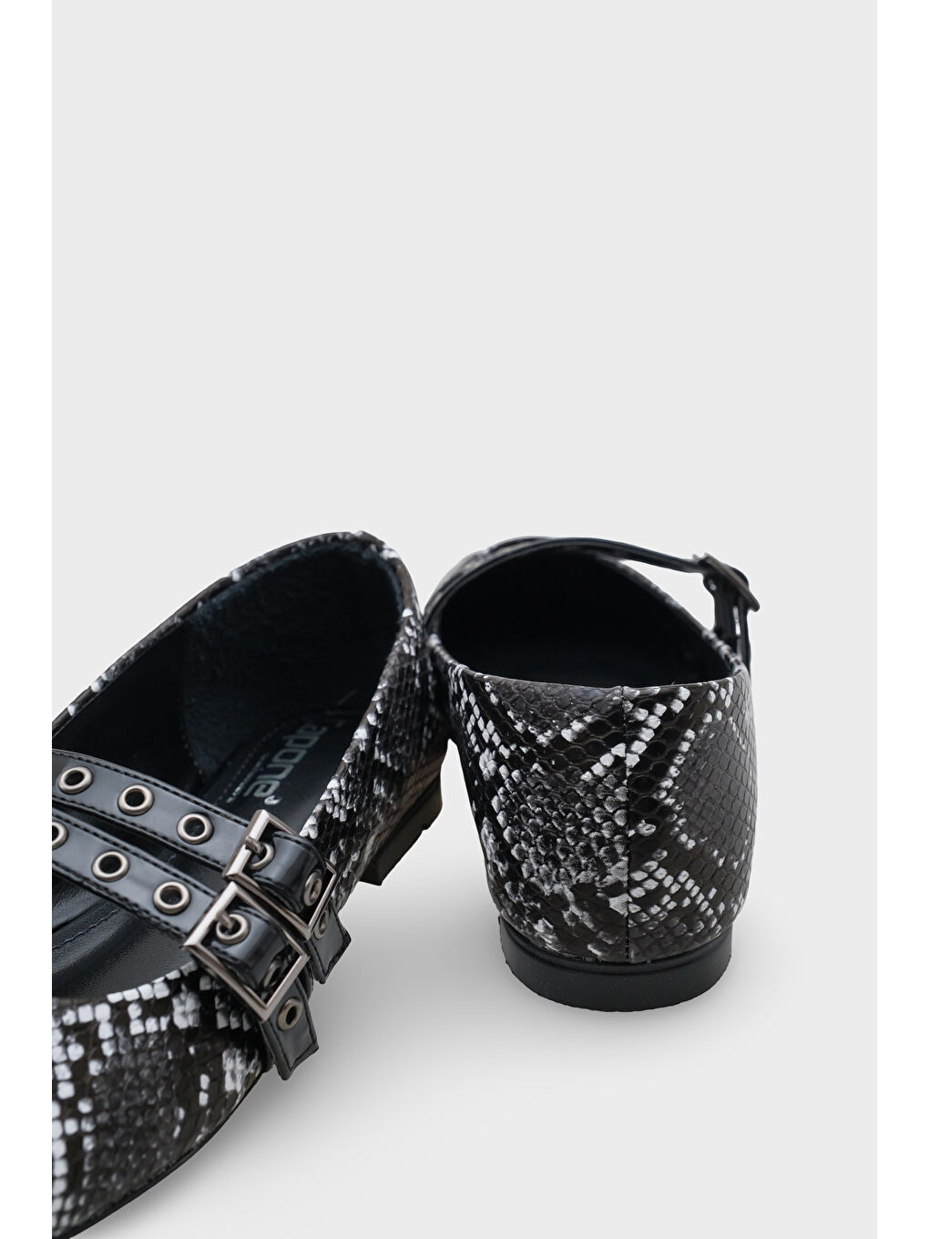 Siyah Erinn Metal Küt Burunlu Taşlı Babet-4