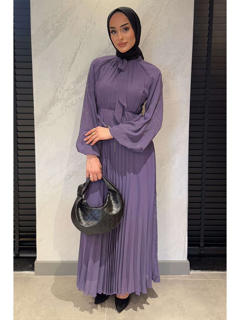 Mor Ön Bağlamalı Taş Detaylı Kemerli Tesettür Şifon Elbise-1