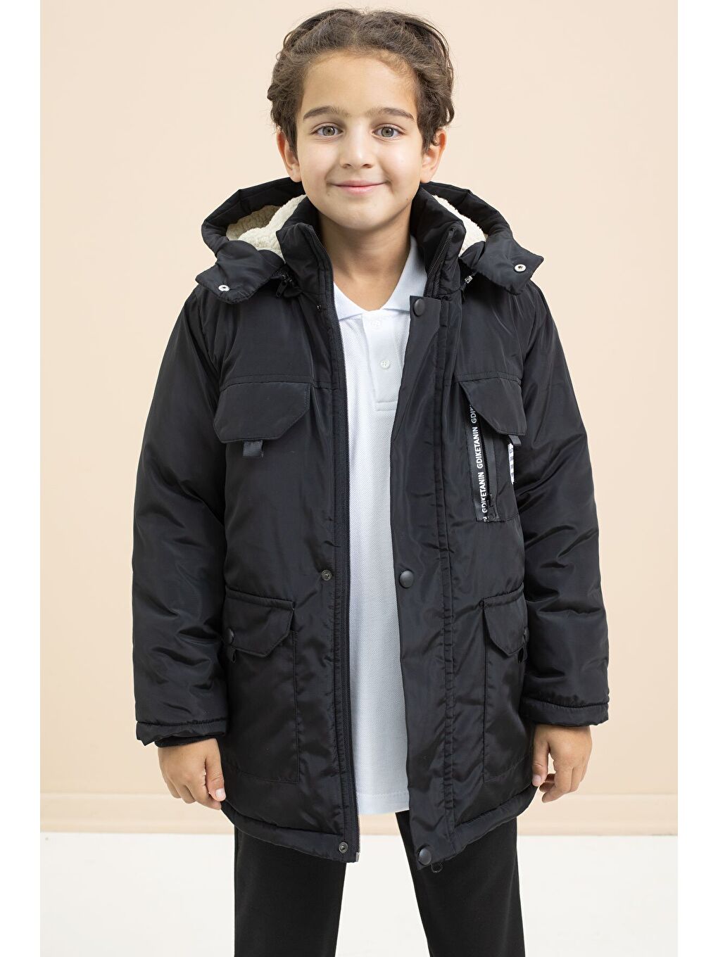 Siyah Yazı Detaylı Göğüs Cepli İçi Kürklü Erkek Çocuk Kapüşonlu Mont 21475-1