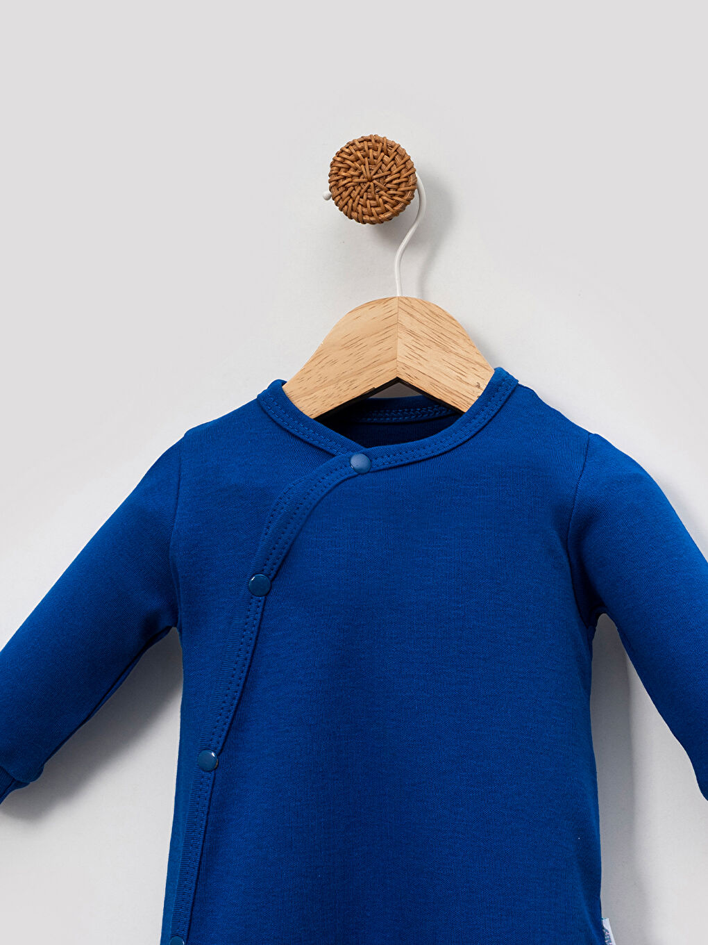 Mavi Yandan Çıtçıtlı Basic Bebek Tulum – Organik Pamuk, Kolay Giydirilebilir Tasarım-1